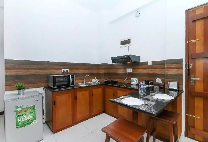 ホテル Iddamal Apartments