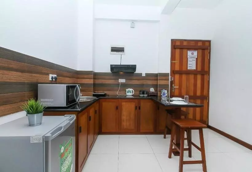 ホテル Iddamal Apartments