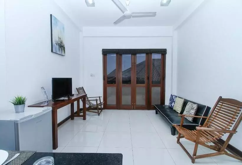 ホテル Iddamal Apartments