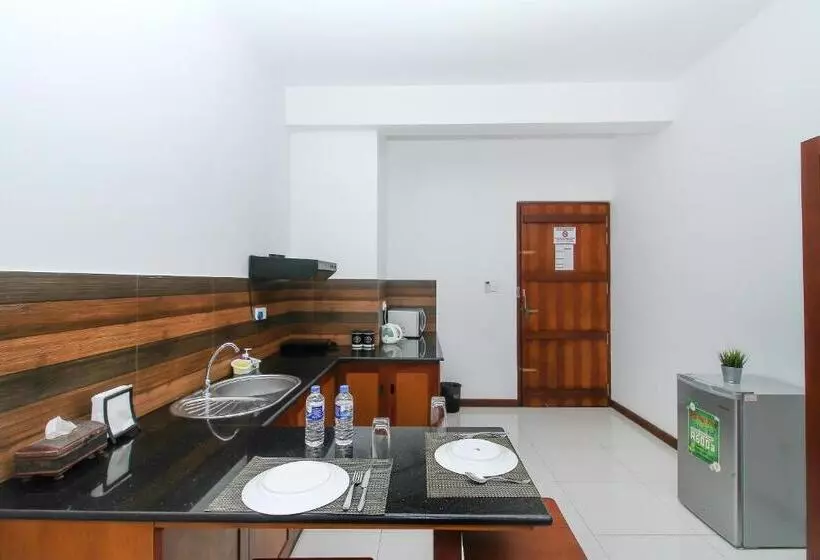 ホテル Iddamal Apartments