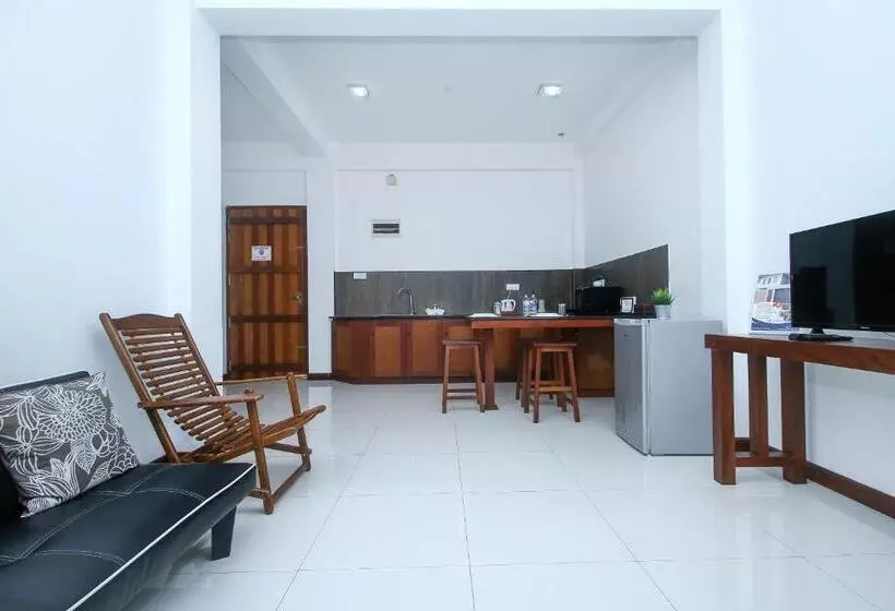 ホテル Iddamal Apartments