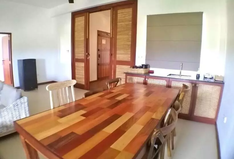 ホテル Iddamal Apartments
