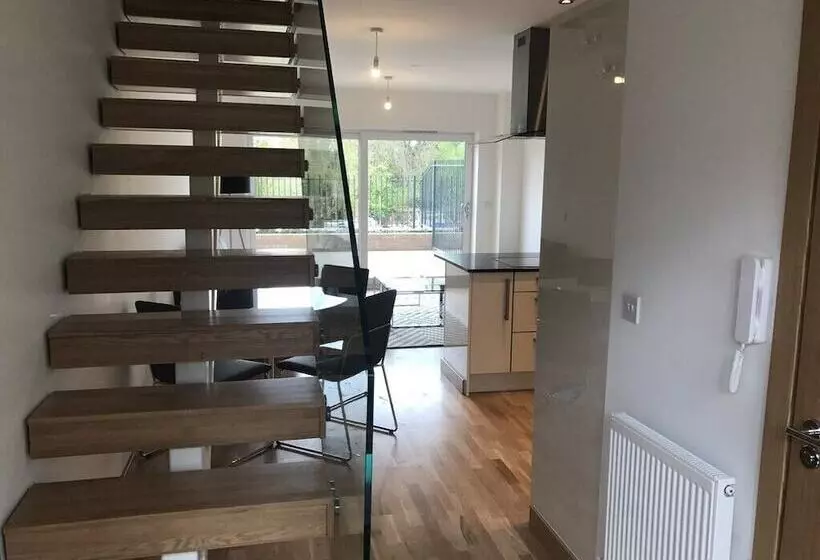 ペンション Flamsteed Close