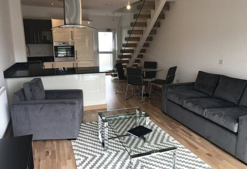 پانسیون Flamsteed Close