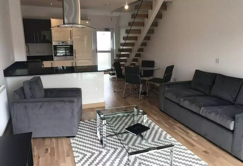 ペンション Flamsteed Close