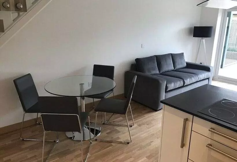 ペンション Flamsteed Close