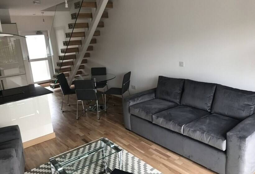 پانسیون Flamsteed Close