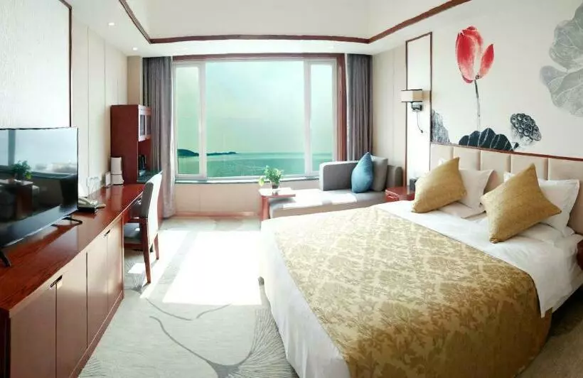 Отель Golden Bay Weihai