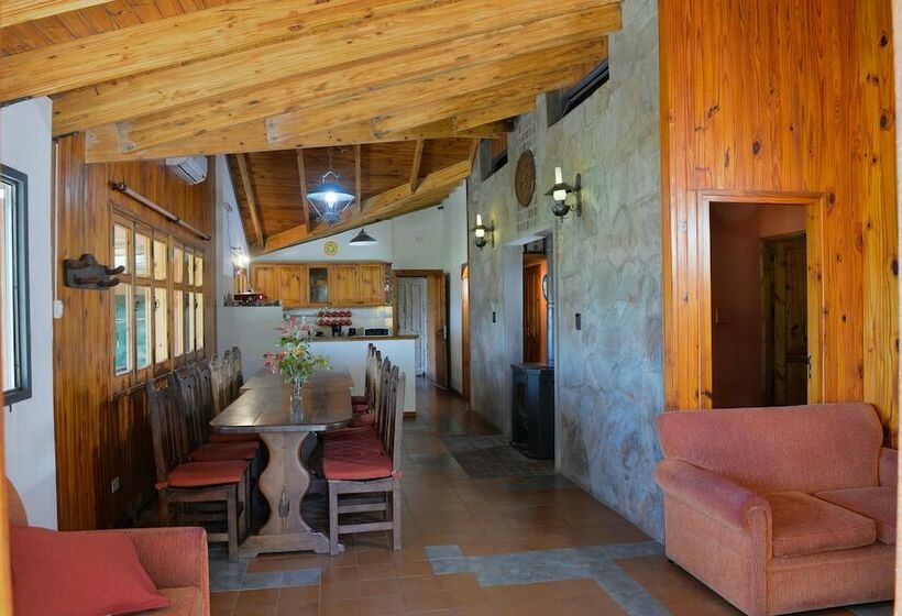 Entre Montañas Y Rio