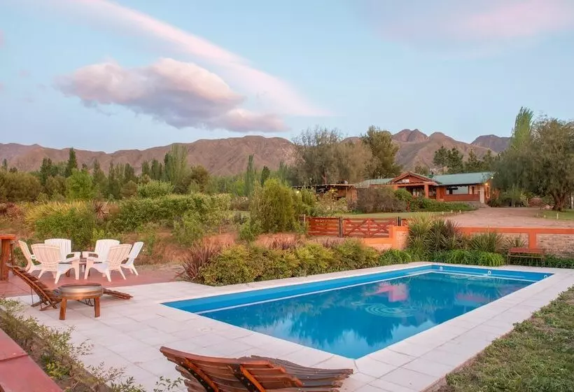 Entre Montañas Y Rio