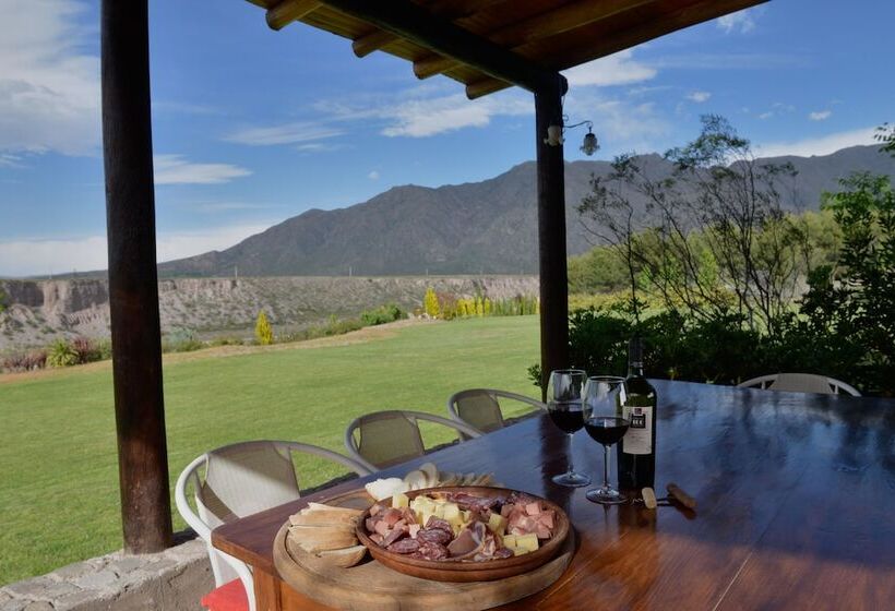 Entre Montañas Y Rio