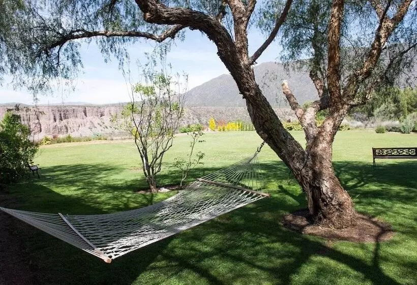 Entre Montañas Y Rio