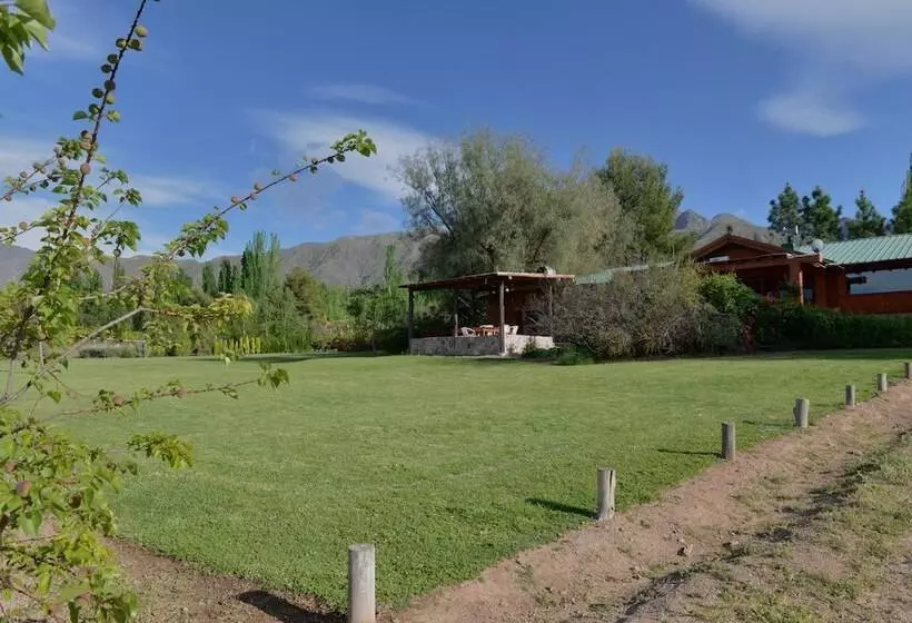 Entre Montañas Y Rio