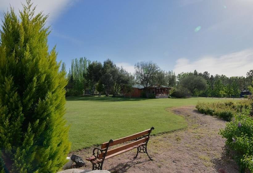 Entre Montañas Y Rio