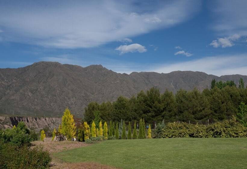 Entre Montañas Y Rio