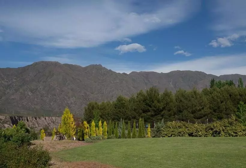 Entre Montañas Y Rio