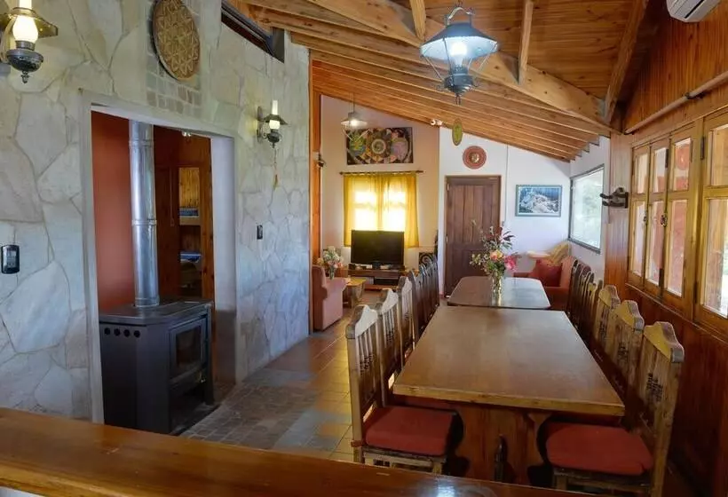 Entre Montañas Y Rio