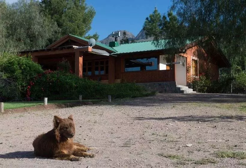 Entre Montañas Y Rio