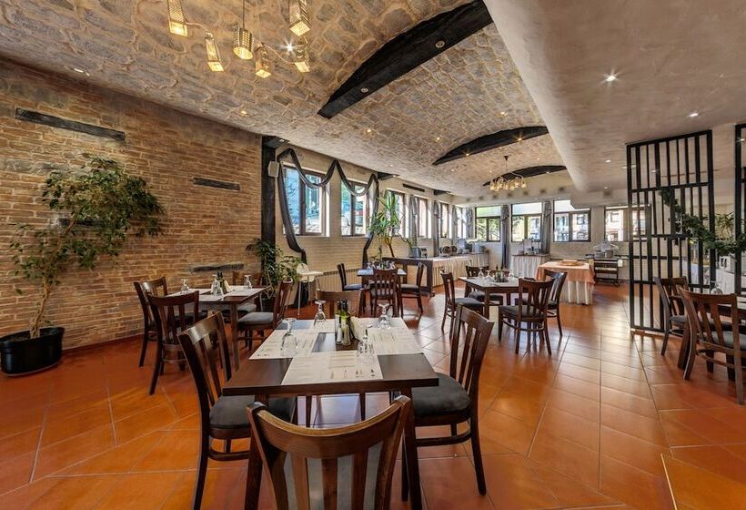 Flora Hotel   Apartments