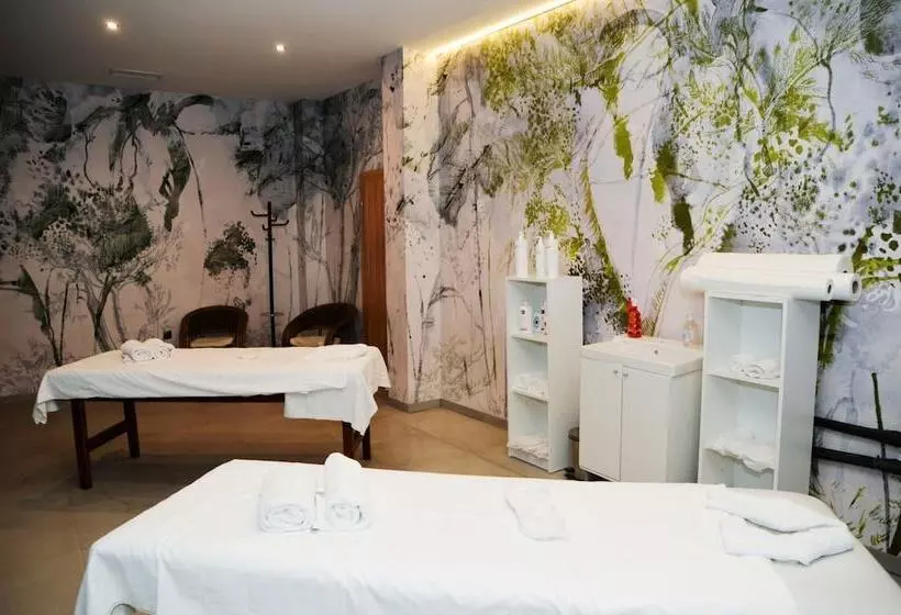 Flora Hotel   Apartments