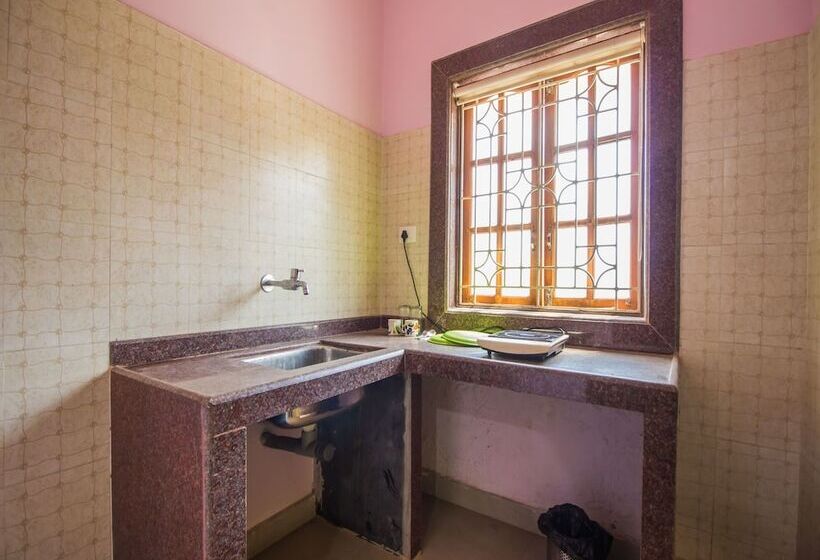 פנסיון Midguard Sea View White House