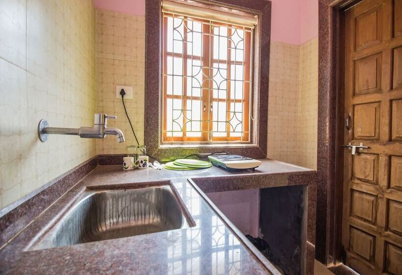 פנסיון Midguard Sea View White House