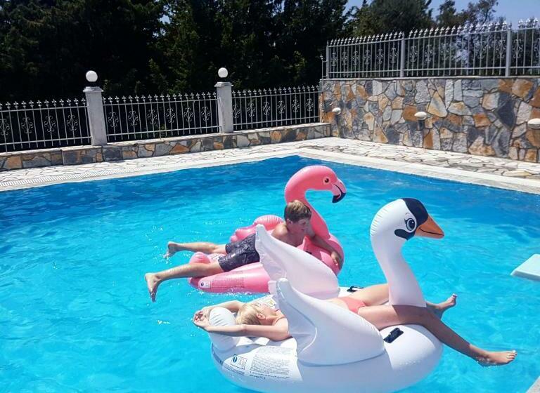 تختخواب و صبحانه Perivolos Apartments