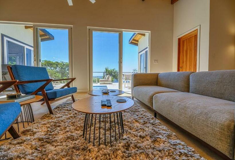 پانسیون Villa Topaz Above West Bay With 360 Degree Views!