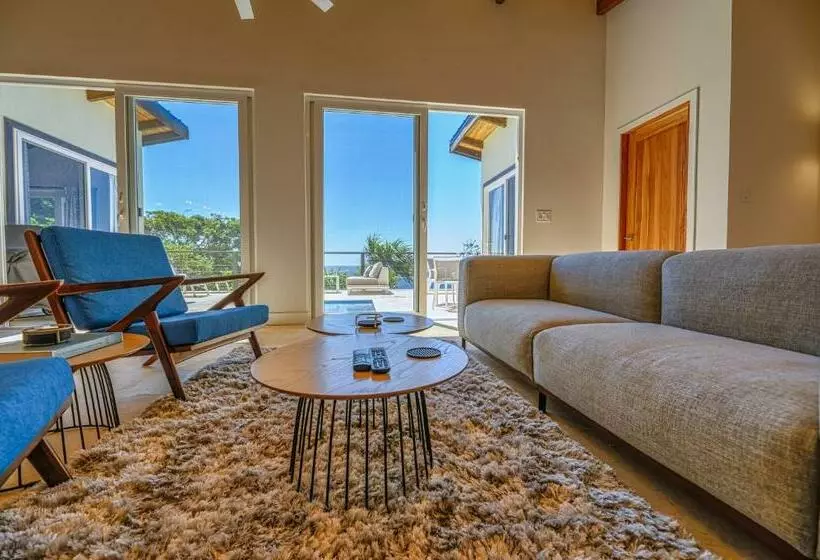 پانسیون Villa Topaz Above West Bay With 360 Degree Views!