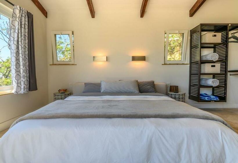 پانسیون Villa Topaz Above West Bay With 360 Degree Views!