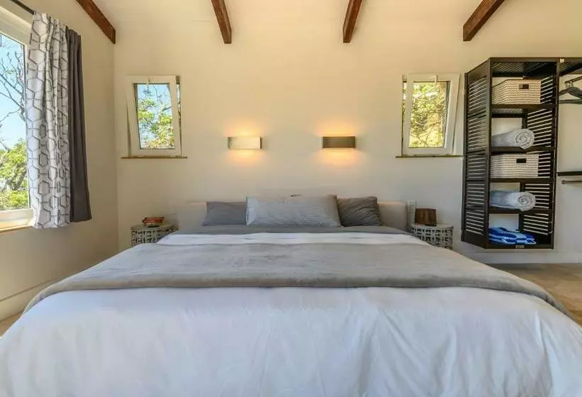 پانسیون Villa Topaz Above West Bay With 360 Degree Views!