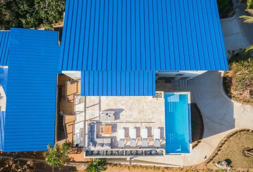 پانسیون Villa Topaz Above West Bay With 360 Degree Views!