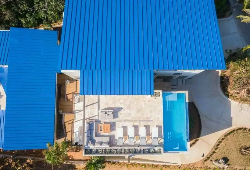 پانسیون Villa Topaz Above West Bay With 360 Degree Views!