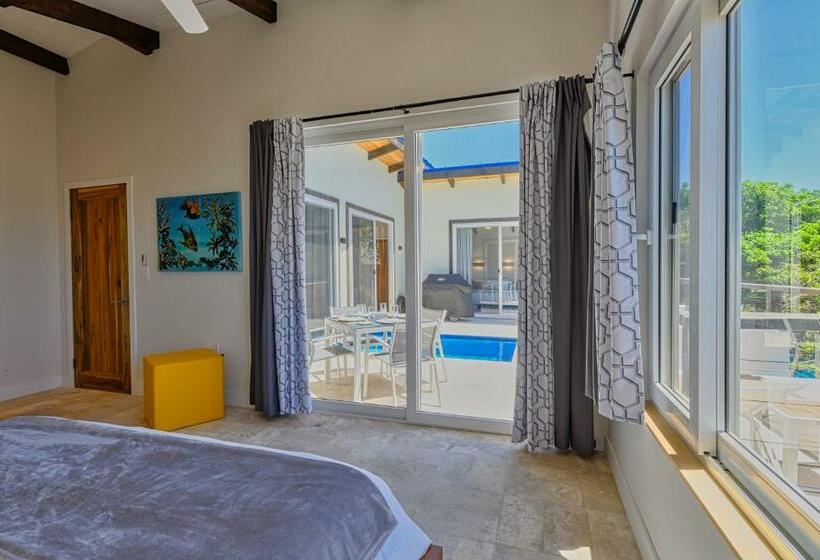 پانسیون Villa Topaz Above West Bay With 360 Degree Views!