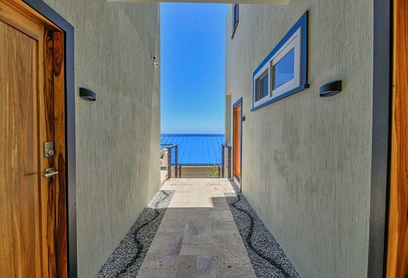 پانسیون Villa Topaz Above West Bay With 360 Degree Views!