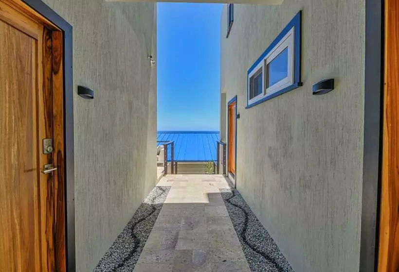 پانسیون Villa Topaz Above West Bay With 360 Degree Views!