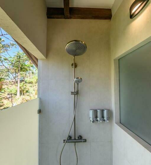 پانسیون Villa Topaz Above West Bay With 360 Degree Views!