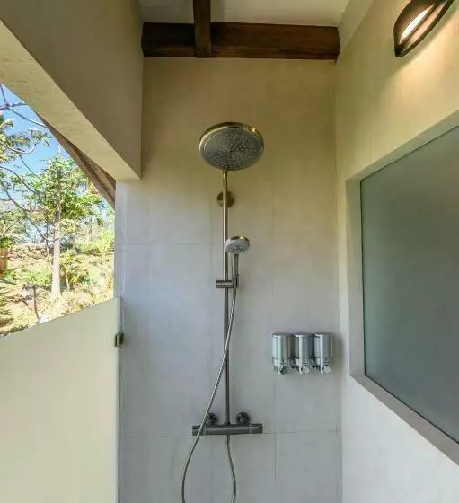 پانسیون Villa Topaz Above West Bay With 360 Degree Views!