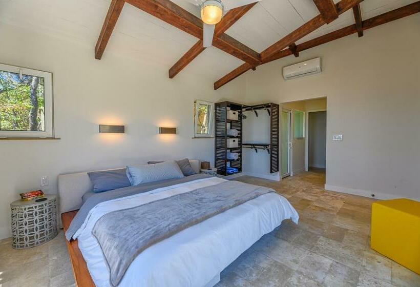 پانسیون Villa Topaz Above West Bay With 360 Degree Views!