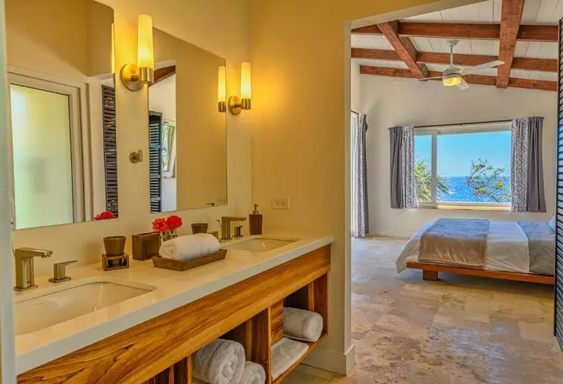 پانسیون Villa Topaz Above West Bay With 360 Degree Views!