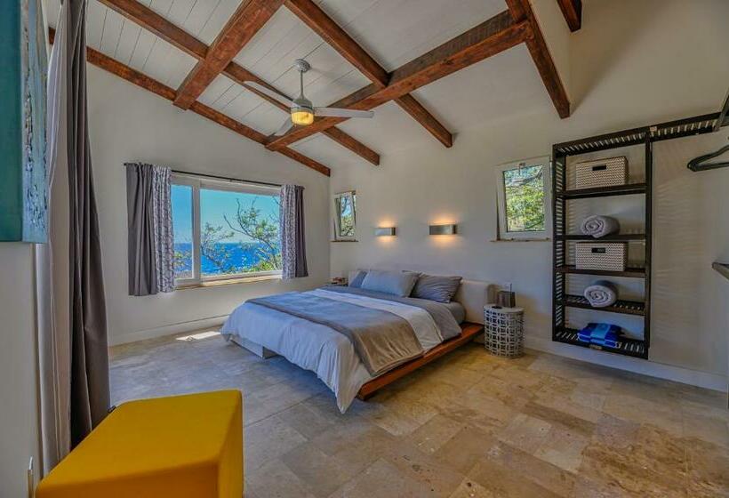 پانسیون Villa Topaz Above West Bay With 360 Degree Views!