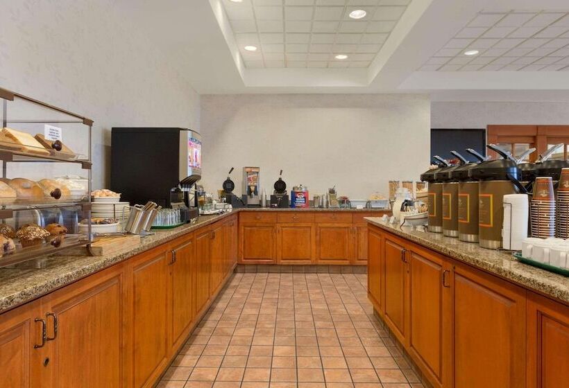 هتل Country Inn & Suites By Radisson, Calgary Northeast