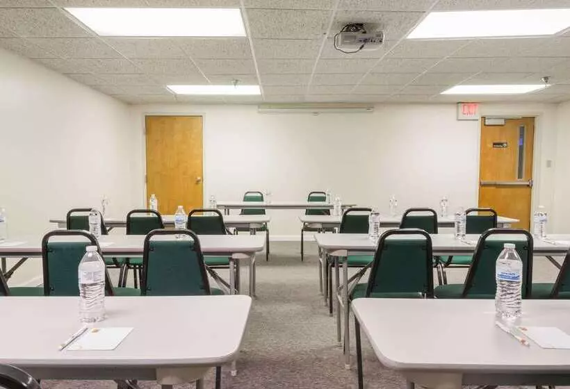 Отель Super 8 By Wyndham Miamisburg Dayton S Area Oh