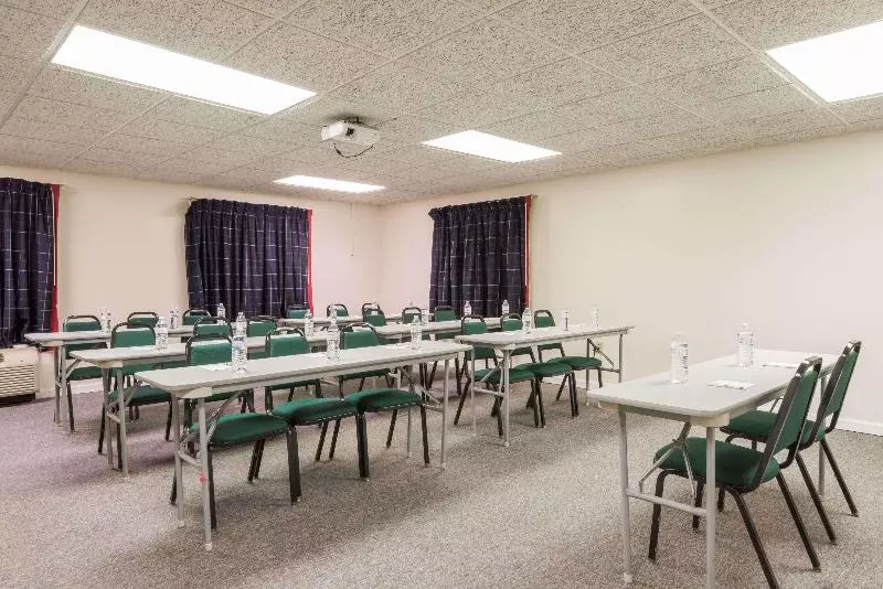 Отель Super 8 By Wyndham Miamisburg Dayton S Area Oh