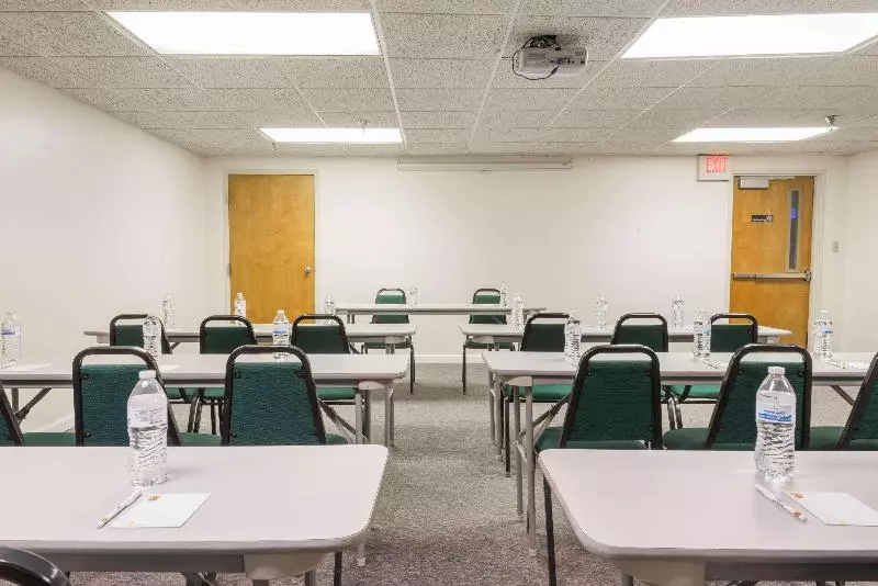 Отель Super 8 By Wyndham Miamisburg Dayton S Area Oh