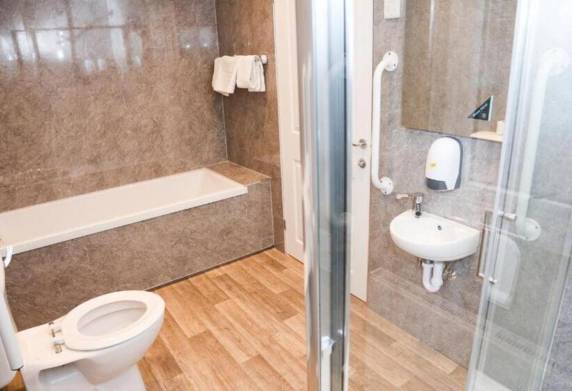 בית מלון כפרי The Clubhouse B&b