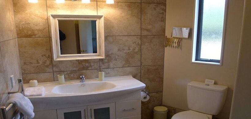 Отель Bream Bay Lodge