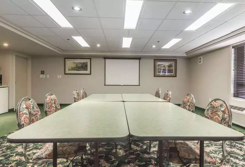 בית מלון כפרי Comfort Inn & Suites