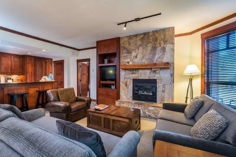 Отель First Tracks Lodge