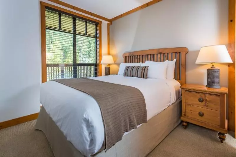 Отель First Tracks Lodge